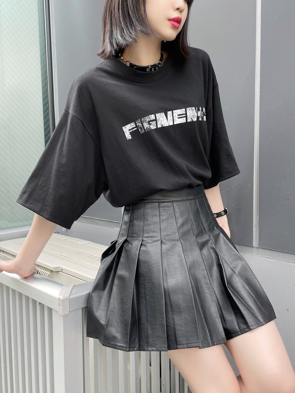 ホワイト系のTシャツ/カットソー、ブラック系のスカート、ブラック系のブーツを着用したレディースの夏コーディネートの3枚目の写真