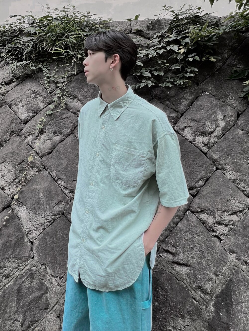 グリーン系のその他パンツ、ブラック系のネックレスを着用したメンズの夏コーディネートの5枚目の写真