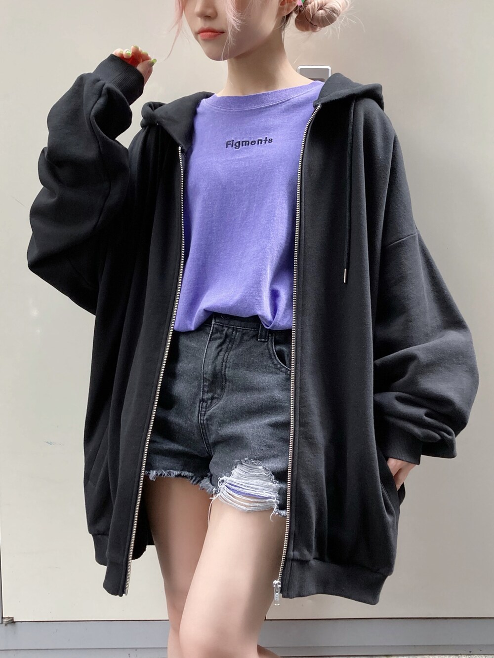 ブラック系のパーカー、パープル系のTシャツ/カットソー、ブラック系のスニーカーを着用したレディースの夏コーディネートの2枚目の写真