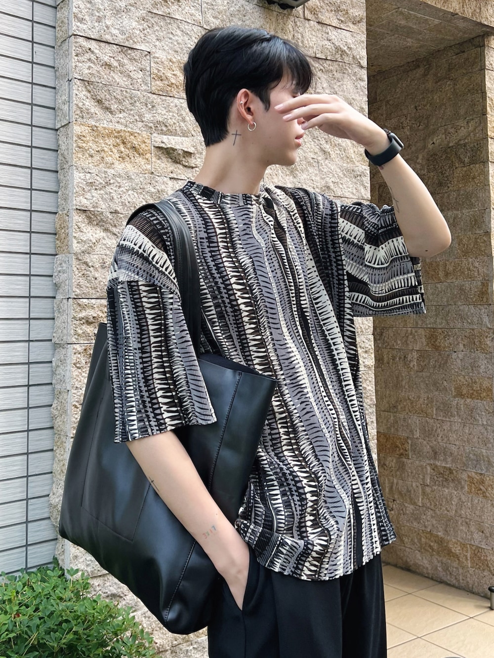 その他のTシャツ/カットソー、ブラック系のトートバッグ、ブラック系のスラックスを着用したメンズの秋コーディネートの3枚目の写真