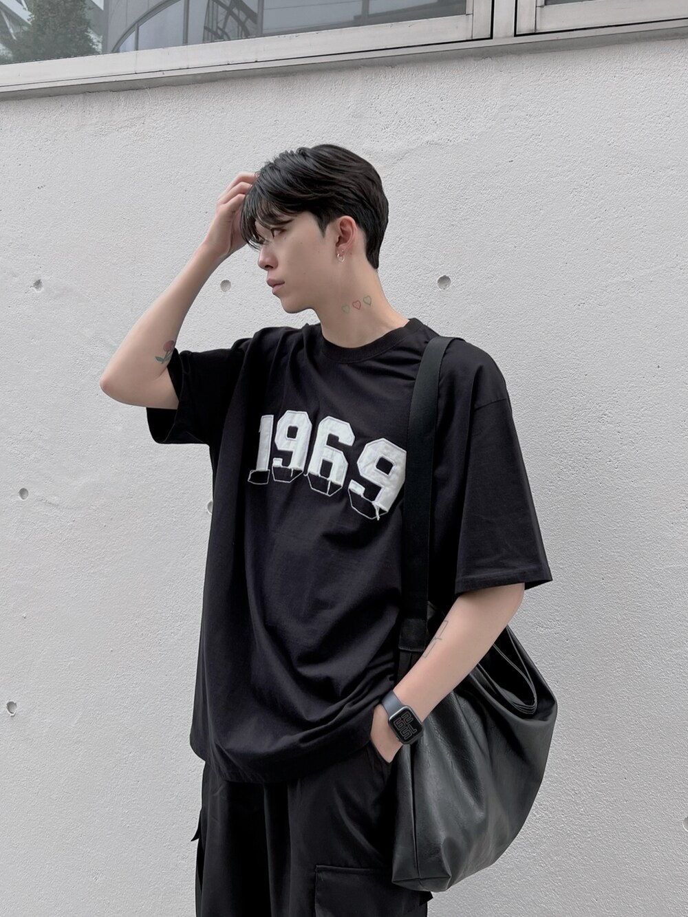 ブラック系のTシャツ/カットソー、ブラック系のショルダーバッグ、ブラック系のカーゴパンツを着用したメンズの夏コーディネートの3枚目の写真