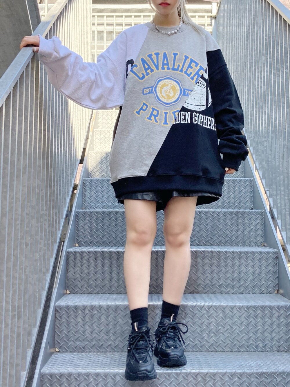 ブラック系のスニーカー、ブラック系のスウェット、ブラック系のその他パンツを着用したレディースの冬コーディネートの2枚目の写真