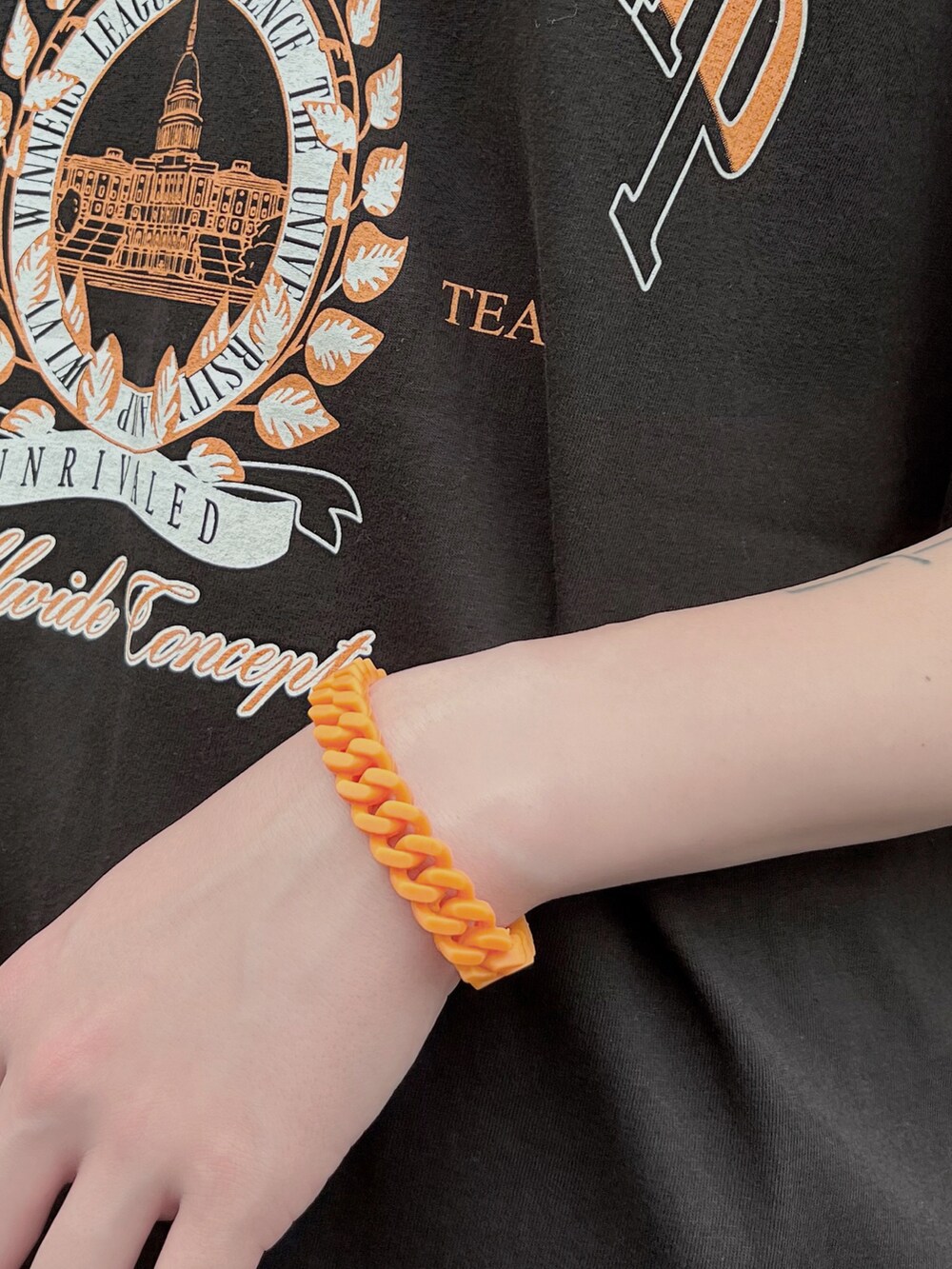 ブラック系のスニーカー、ブラック系のTシャツ/カットソー、ブラック系のその他パンツを着用したメンズの夏コーディネートの3枚目の写真