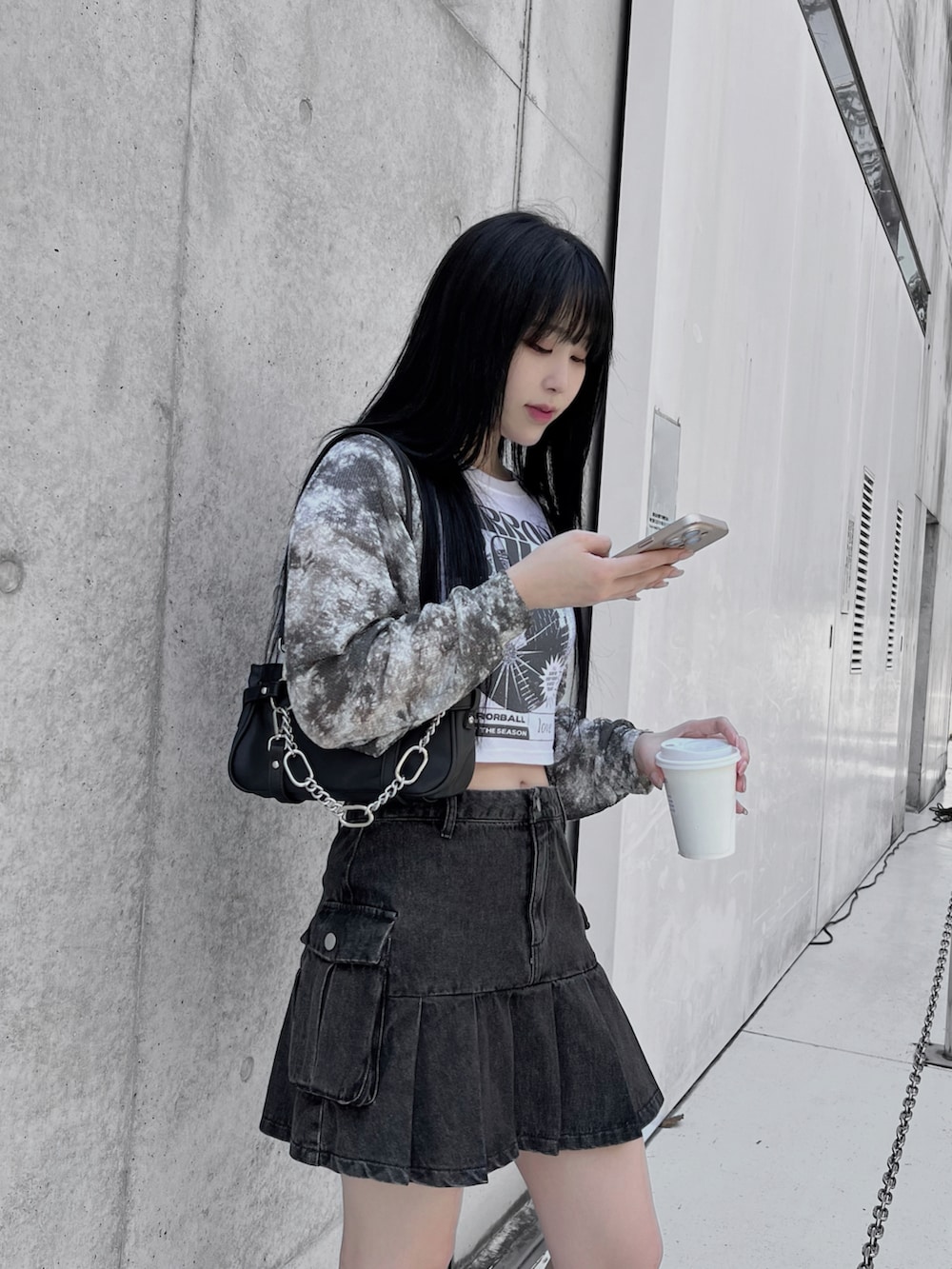 ホワイト系のTシャツ/カットソー、ブラック系のカーディガン/ボレロ、ブラック系のショルダーバッグを着用したレディースの夏コーディネートの3枚目の写真