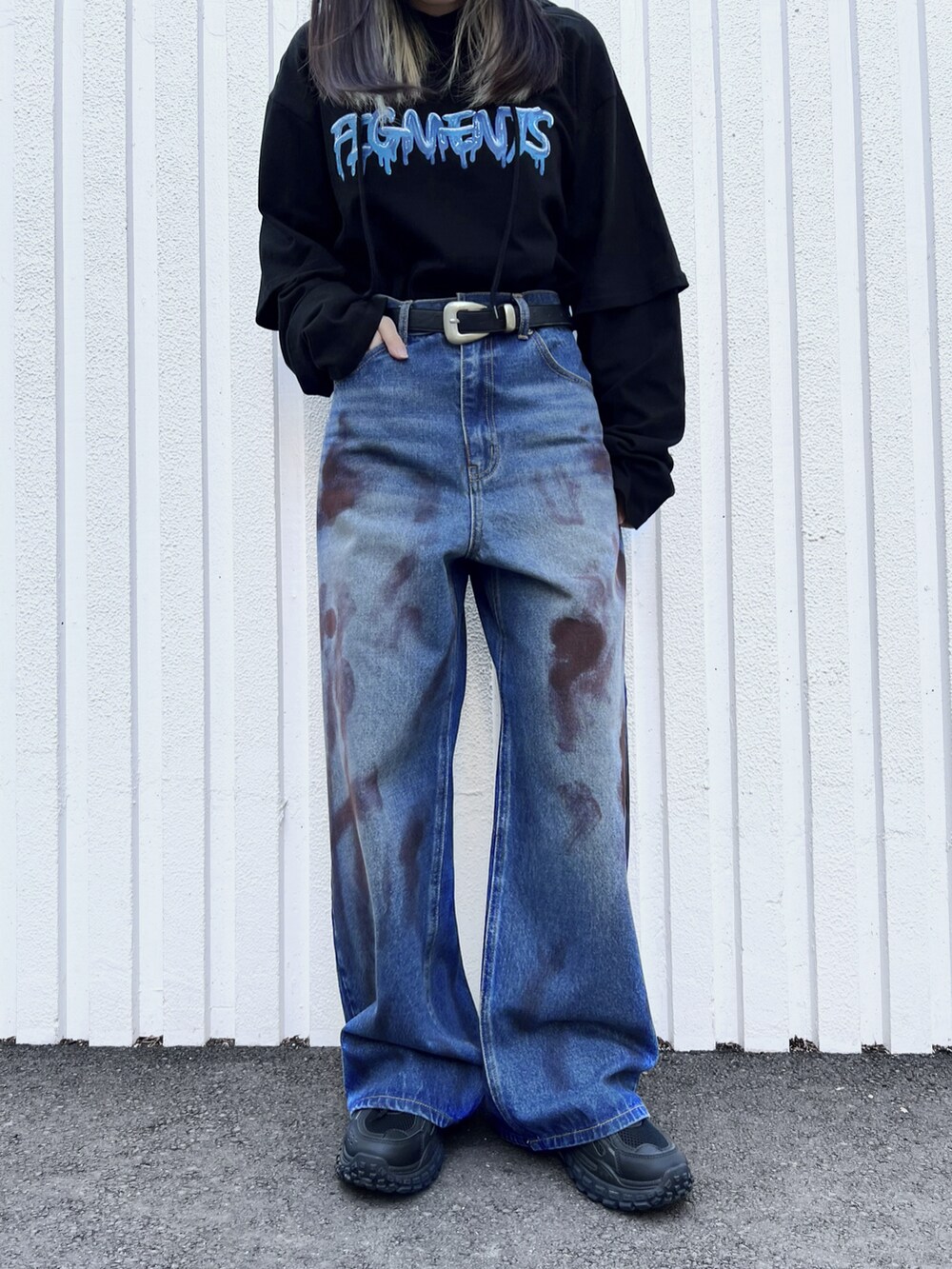 ブルー系のTシャツ/カットソー、ブルー系のデニムパンツ、ブラック系のスニーカーを着用したレディースの冬コーディネートの2枚目の写真