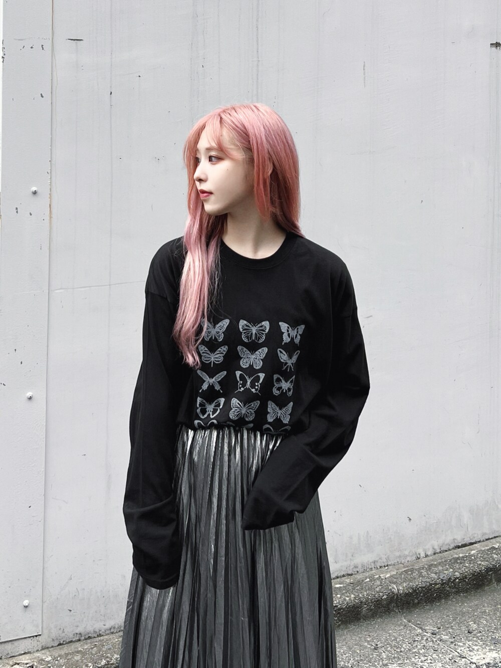 ブラック系のTシャツ/カットソー、ブラック系のドレスシューズ、シルバー系のスカートを着用したレディースの秋コーディネートの2枚目の写真