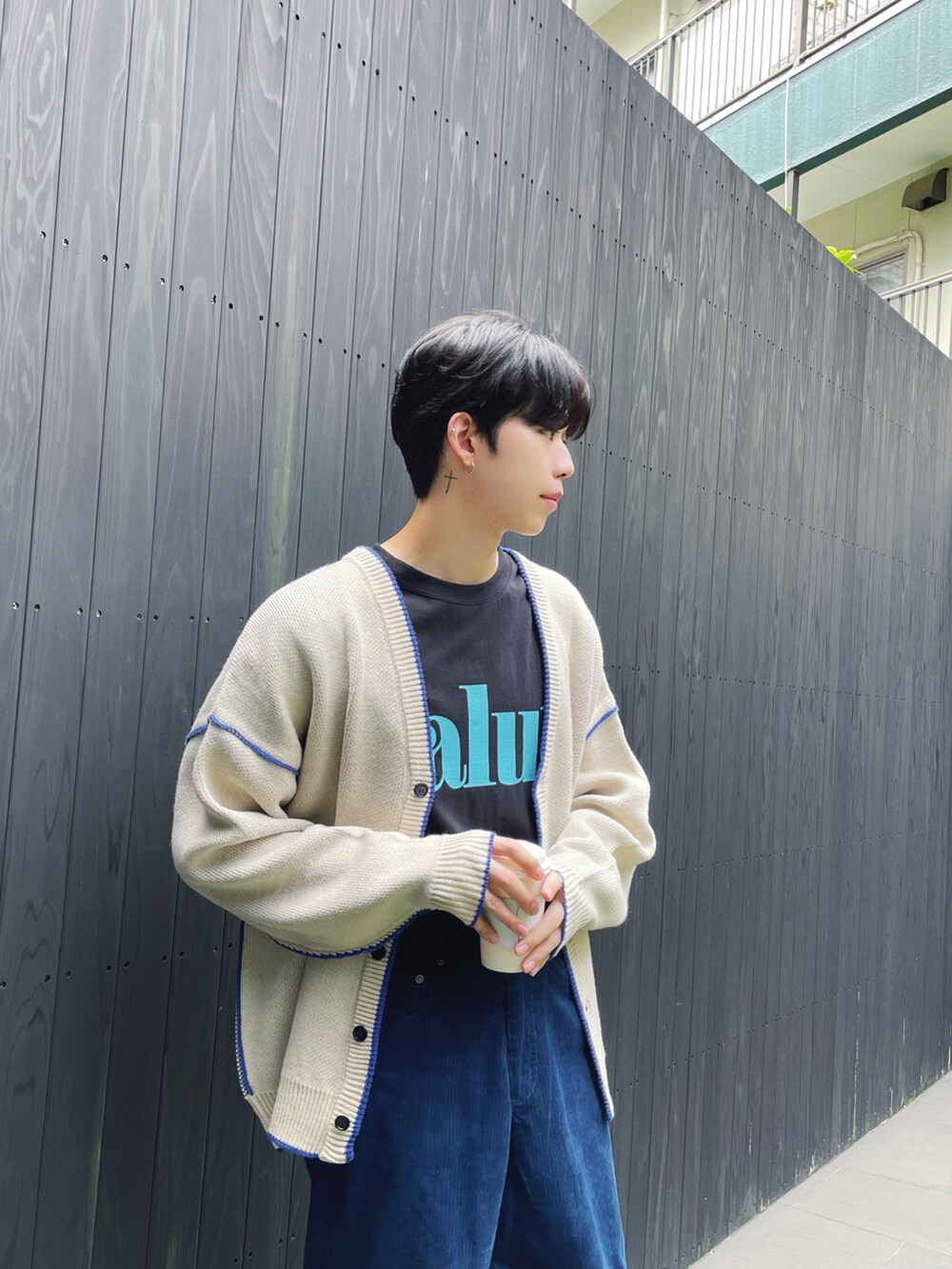 ブラック系のTシャツ/カットソー、ベージュ系のカーディガン/ボレロ、ブルー系のその他パンツを着用したメンズの秋コーディネートの2枚目の写真