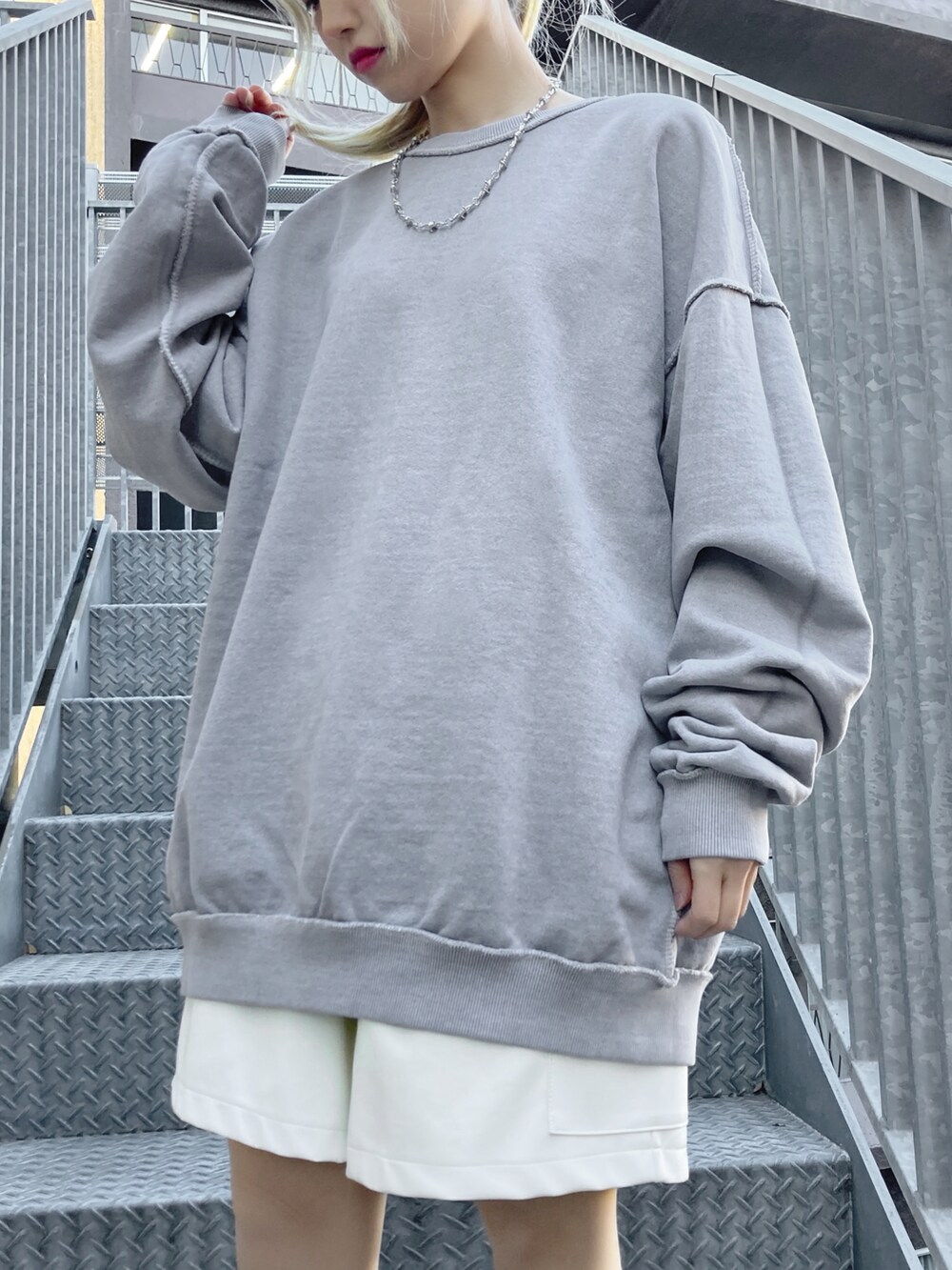 ホワイト系のその他パンツ、グレー系のスウェット、ホワイト系のスニーカーを着用したレディースの冬コーディネートの3枚目の写真