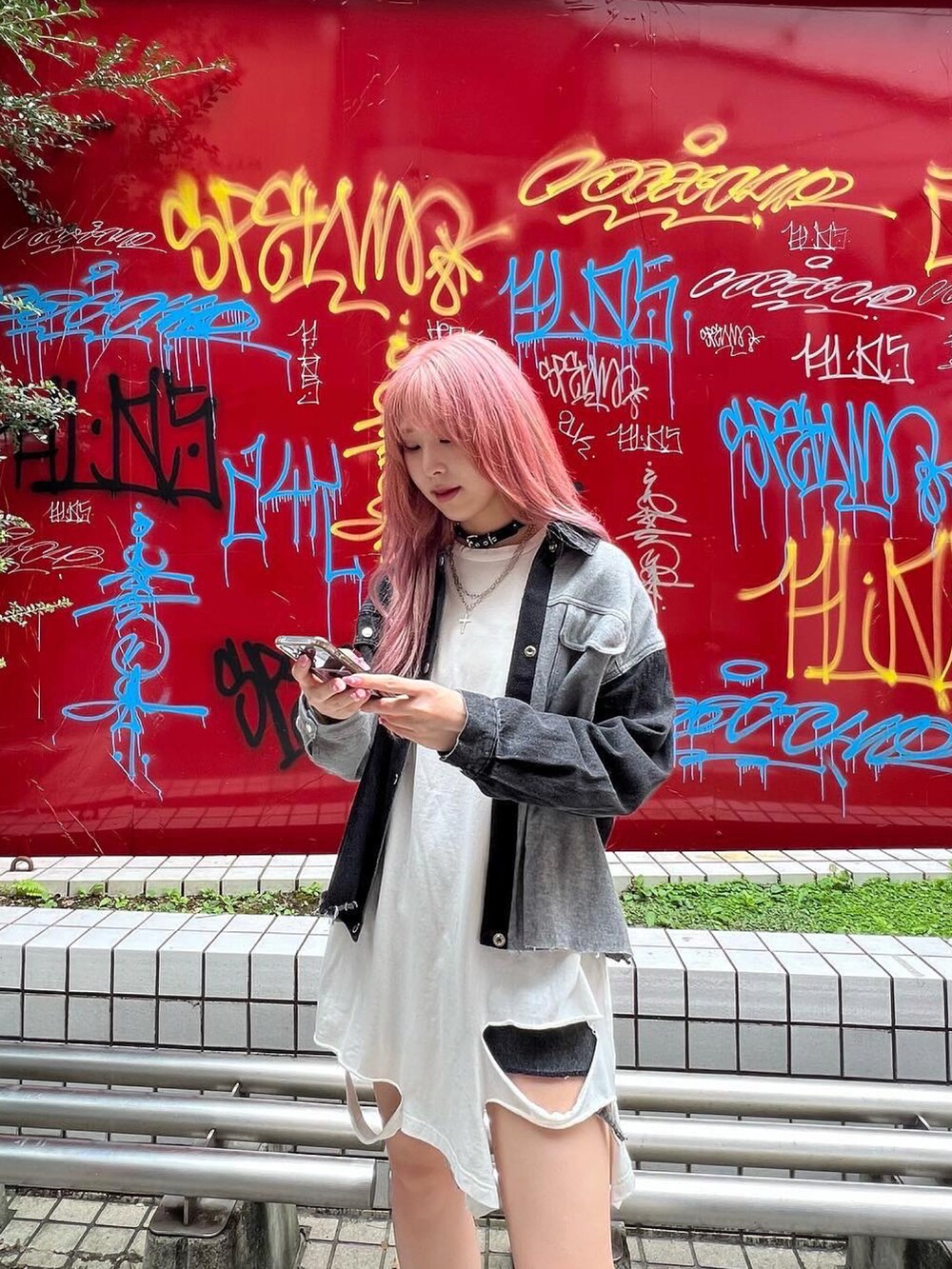 ホワイト系のTシャツ/カットソー、ブラック系のデニムジャケット、ブラック系のブーツを着用したレディースの秋コーディネートの2枚目の写真