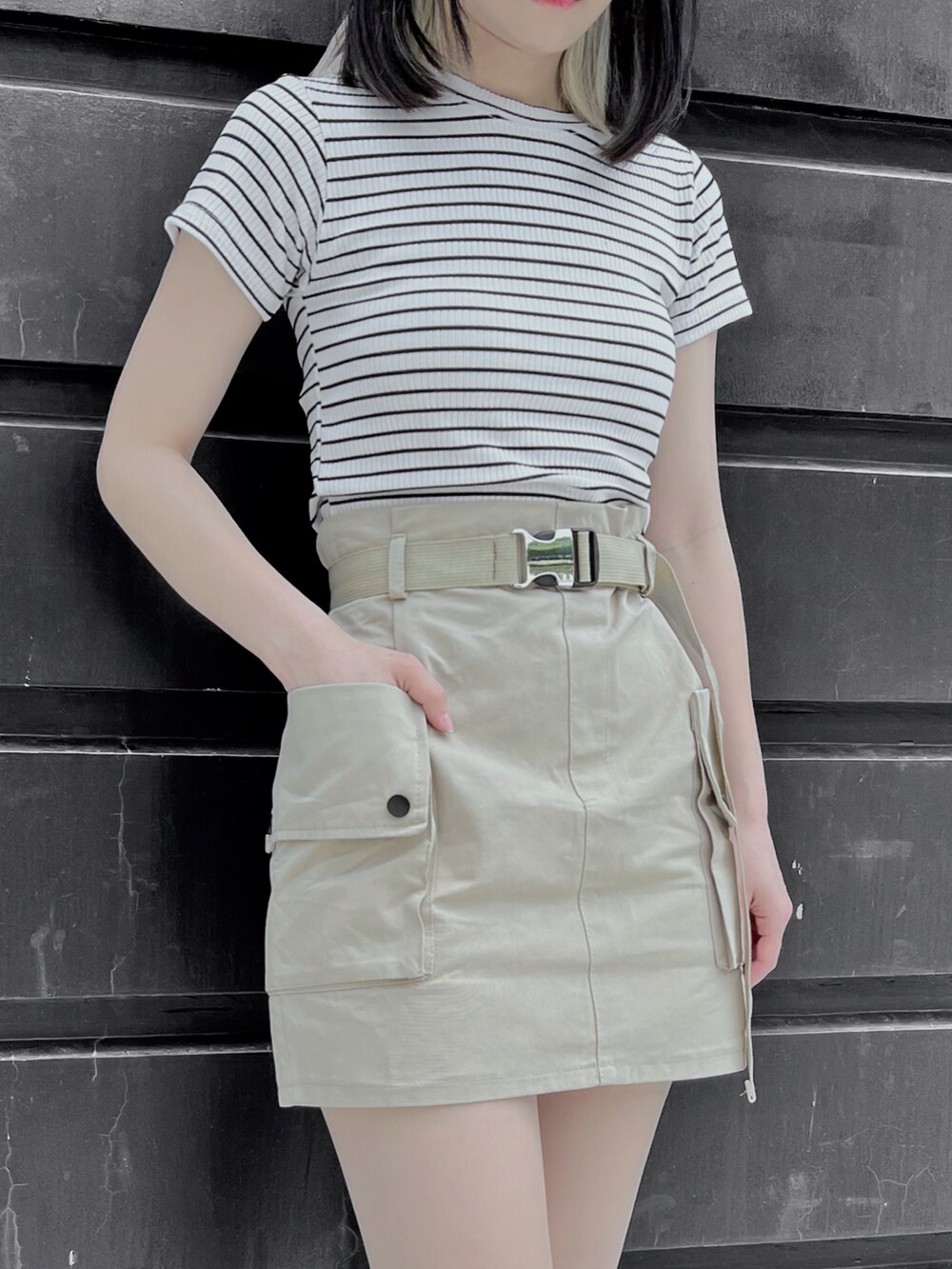 ホワイト系のTシャツ/カットソー、ベージュ系のスカート、グレー系のキャップを着用したレディースの夏コーディネートの3枚目の写真