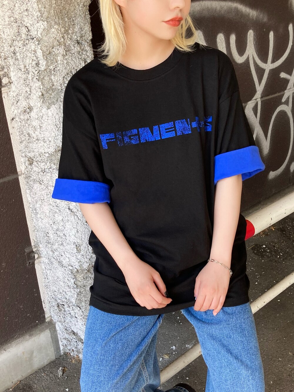 ブルー系のTシャツ/カットソー、ブルー系のデニムパンツ、ブラック系のスニーカーを着用したレディースの夏コーディネートの2枚目の写真