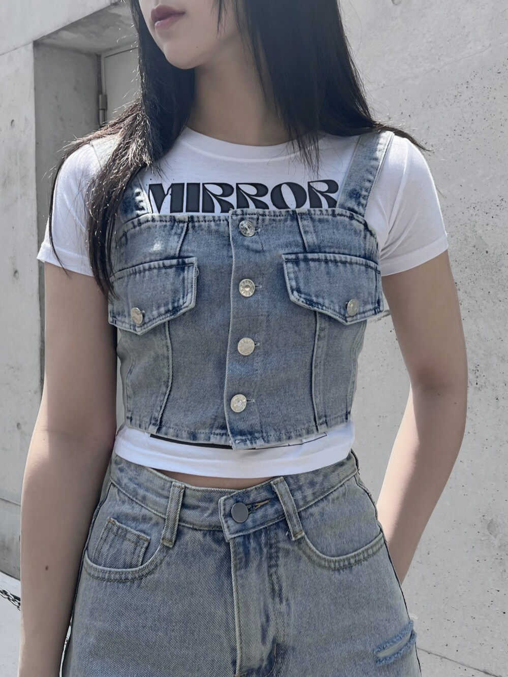 ブルー系のベスト、ブルー系のデニムパンツ、ホワイト系のサンダルを着用したレディースの夏コーディネートの3枚目の写真