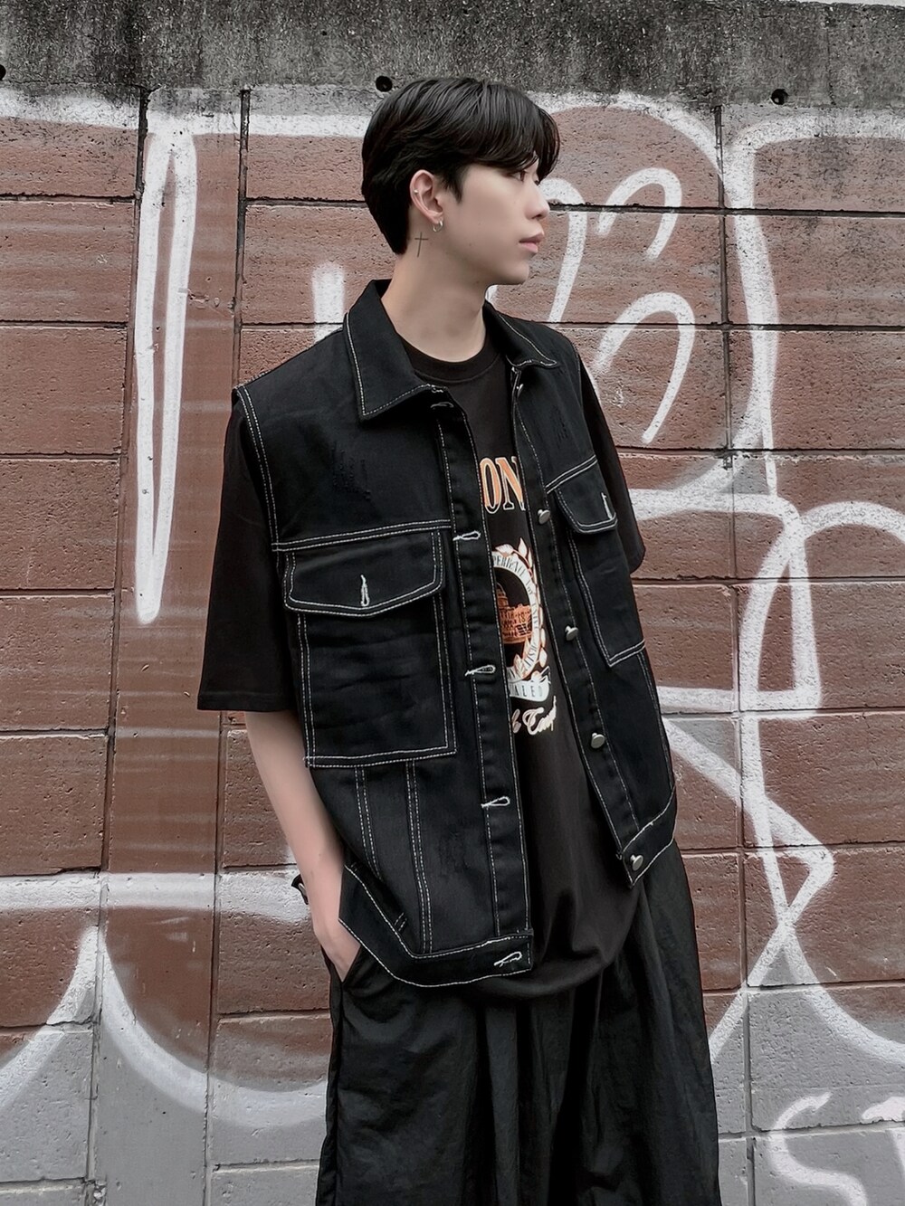 ブラック系のスニーカー、ブラック系のTシャツ/カットソー、ブラック系のその他パンツを着用したメンズの夏コーディネートの4枚目の写真