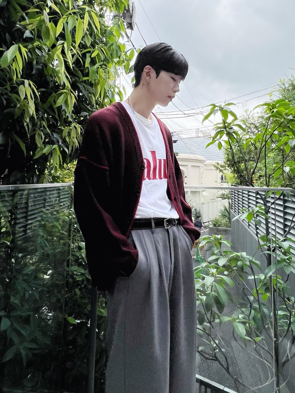 ホワイト系のTシャツ/カットソー、グレー系のその他パンツ、レッド系のカーディガン/ボレロを着用したメンズの秋コーディネートの2枚目の写真