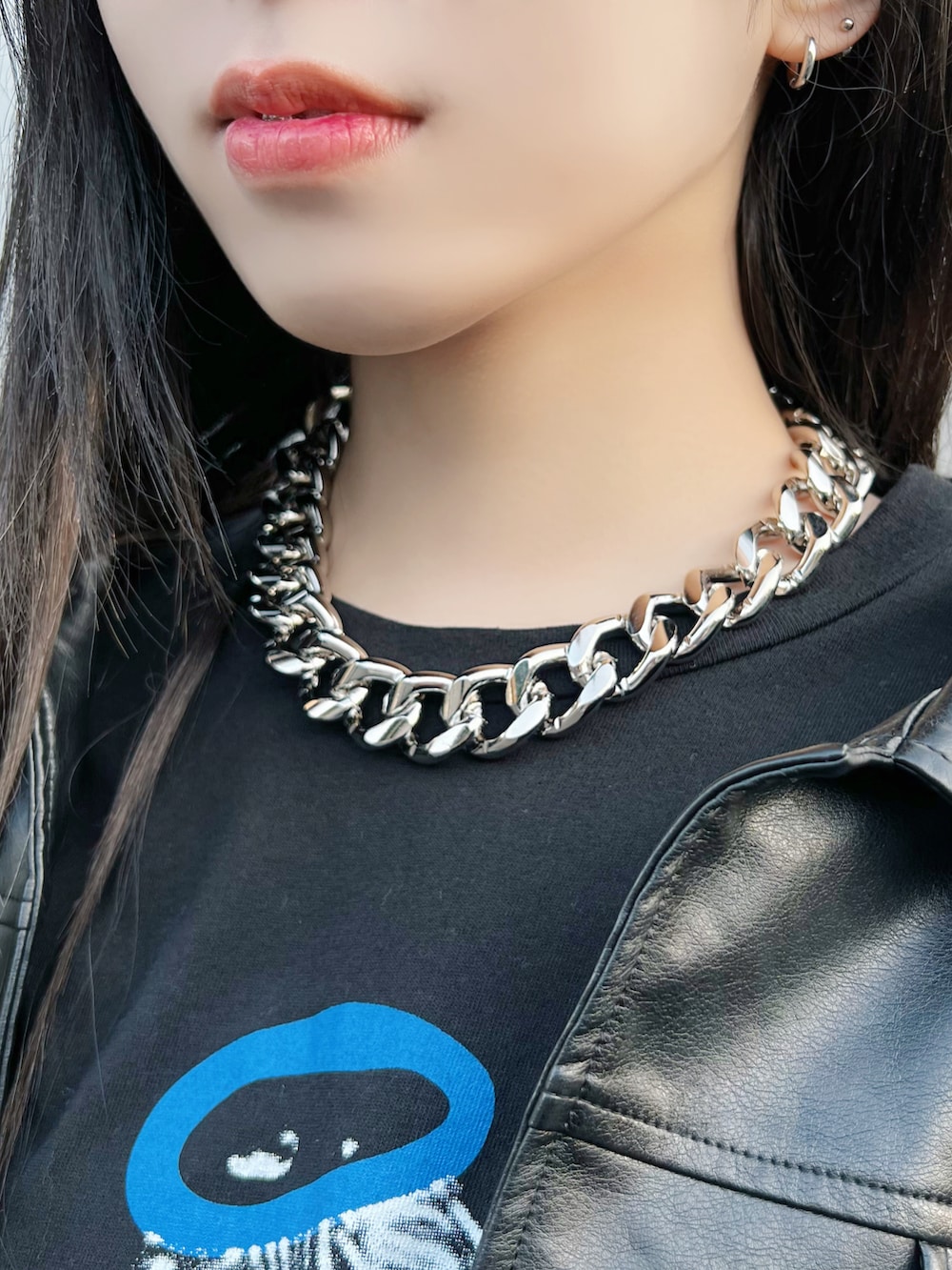 ブラック系のライダースジャケット、ブラック系のスカート、ブラック系のブーツを着用したレディースの冬コーディネートの4枚目の写真