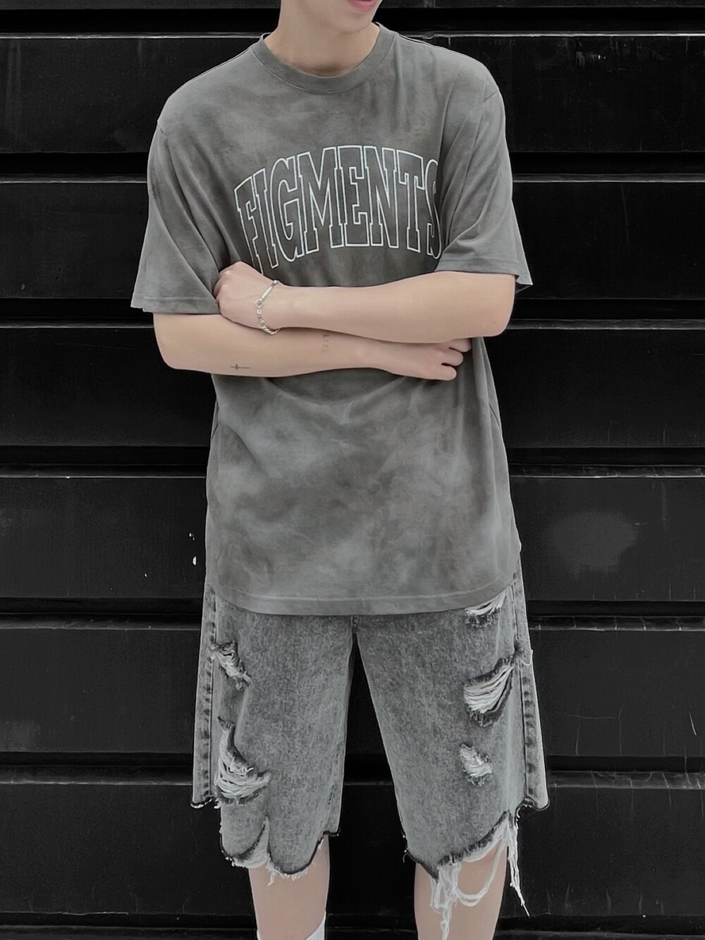 ブラック系のTシャツ/カットソーを着用したメンズの夏コーディネートの2枚目の写真