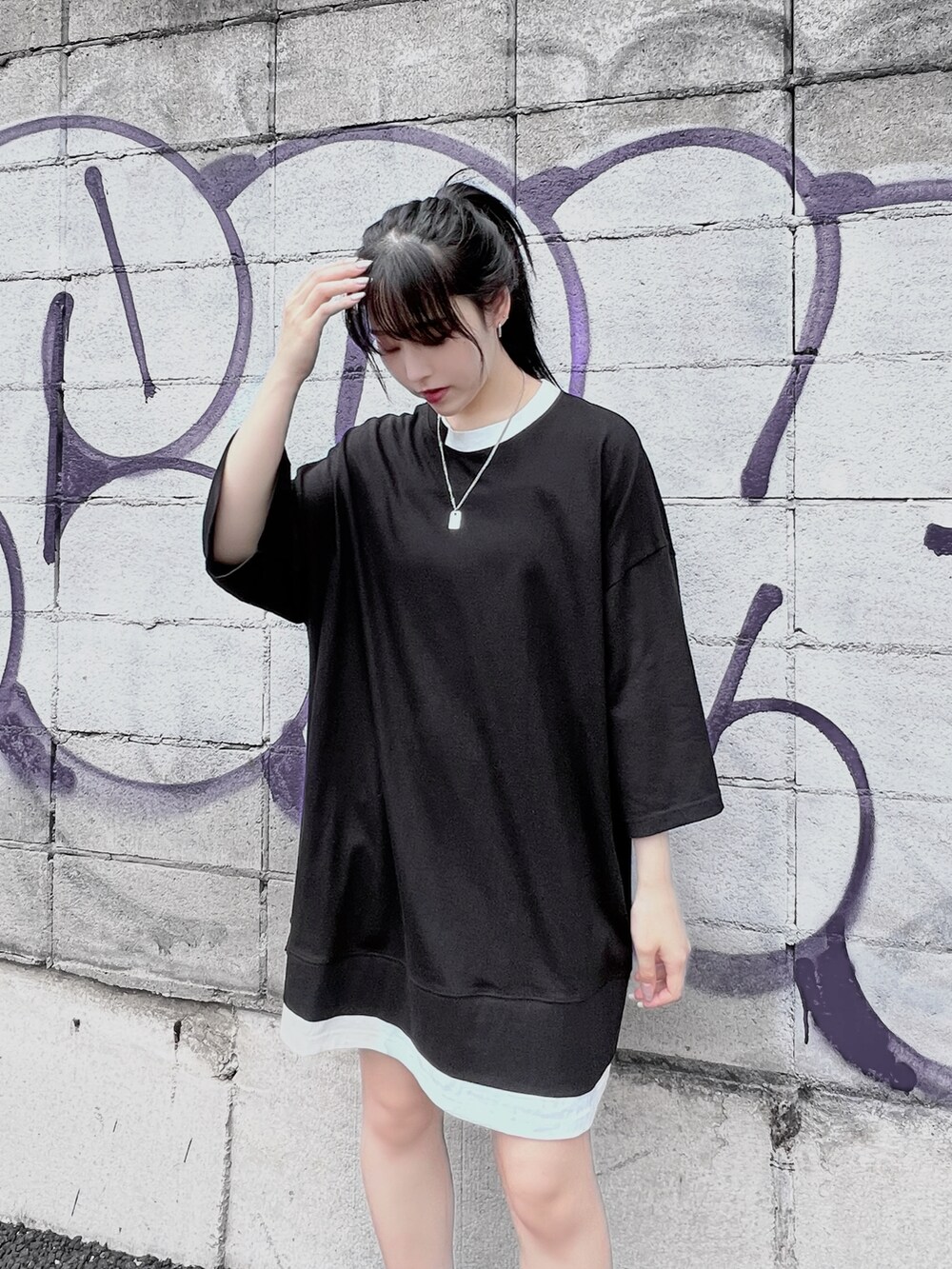 ブラック系のスニーカー、ブラック系のTシャツ/カットソー、シルバー系のネックレスを着用したレディースの夏コーディネートの2枚目の写真