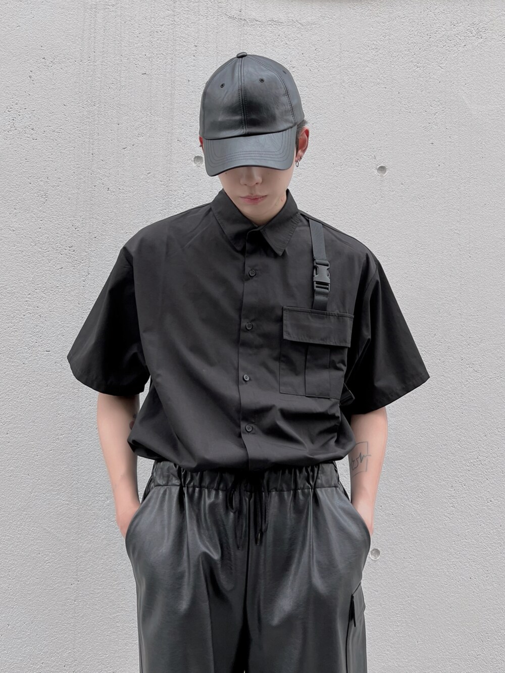 ブラック系のその他パンツ、ブラック系のシャツ/ブラウス、ブラック系のキャップを着用したメンズの夏コーディネートの2枚目の写真