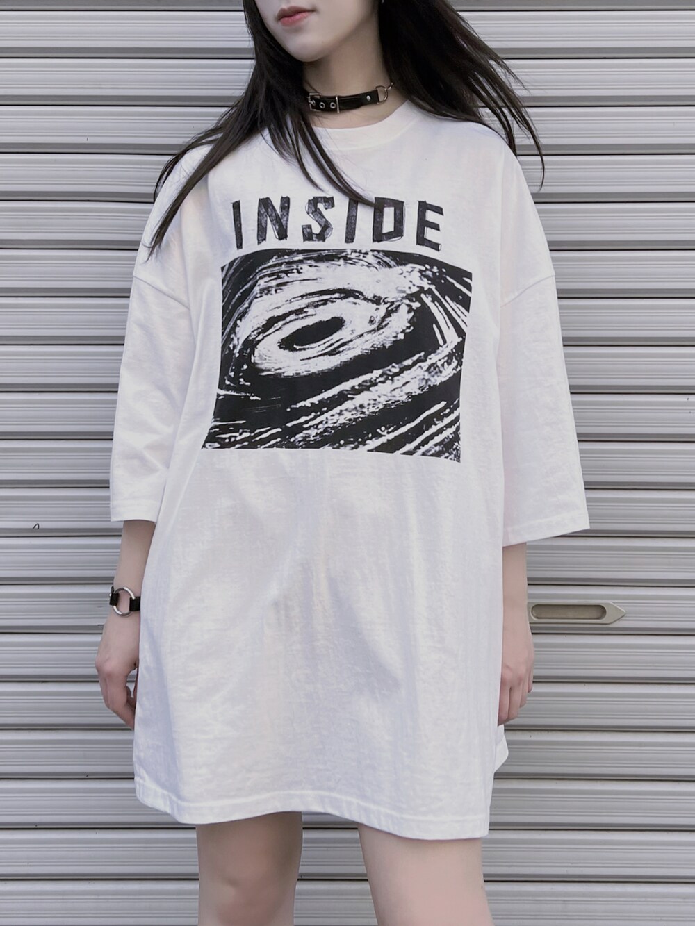 ホワイト系のTシャツ/カットソー、ブラック系のブーツ、ブラック系のネックレスを着用したレディースの春コーディネートの2枚目の写真