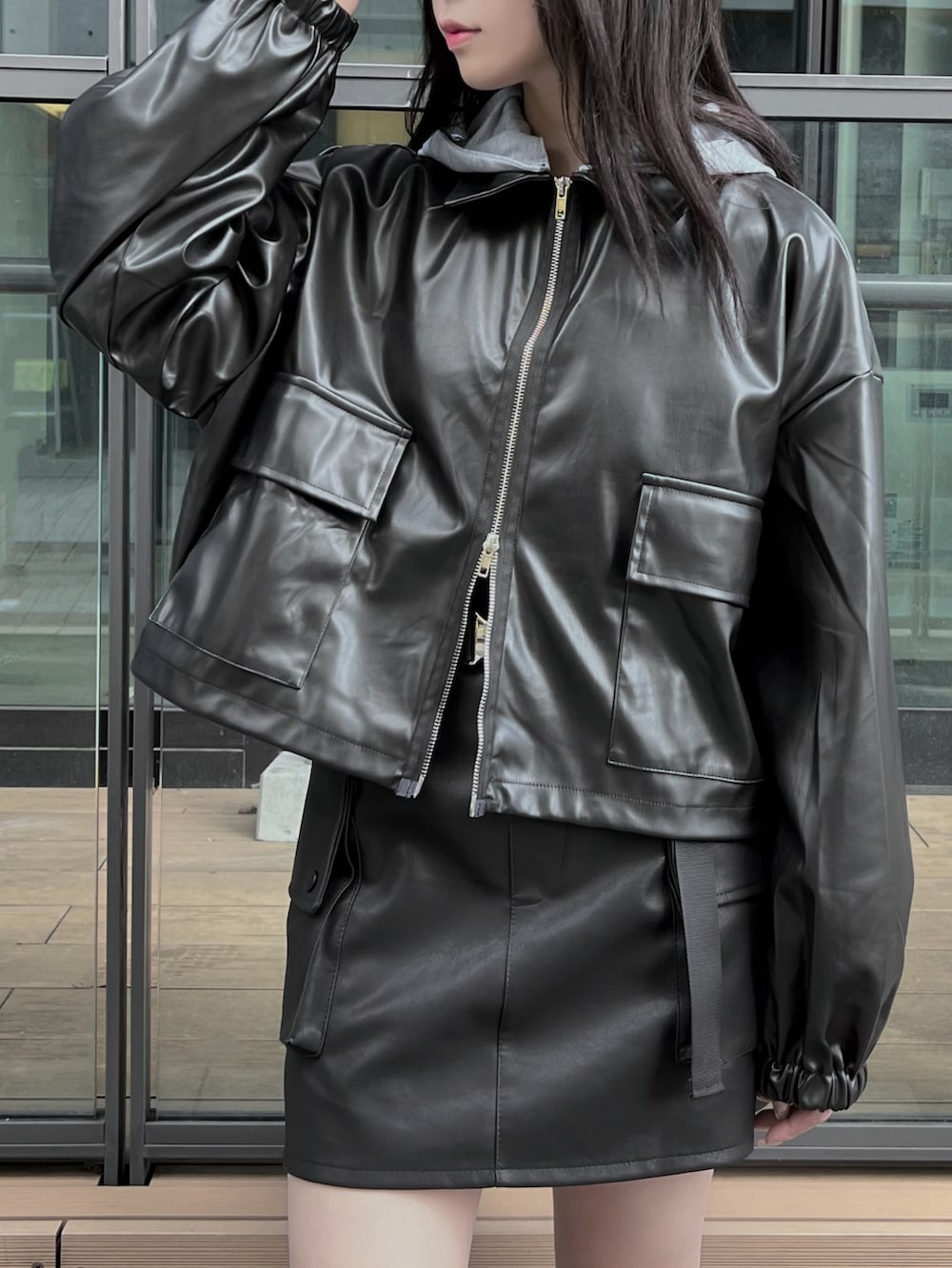 ホワイト系のTシャツ/カットソー、ブラック系のブルゾン、ブラック系のスカートを着用したレディースの秋コーディネートの4枚目の写真