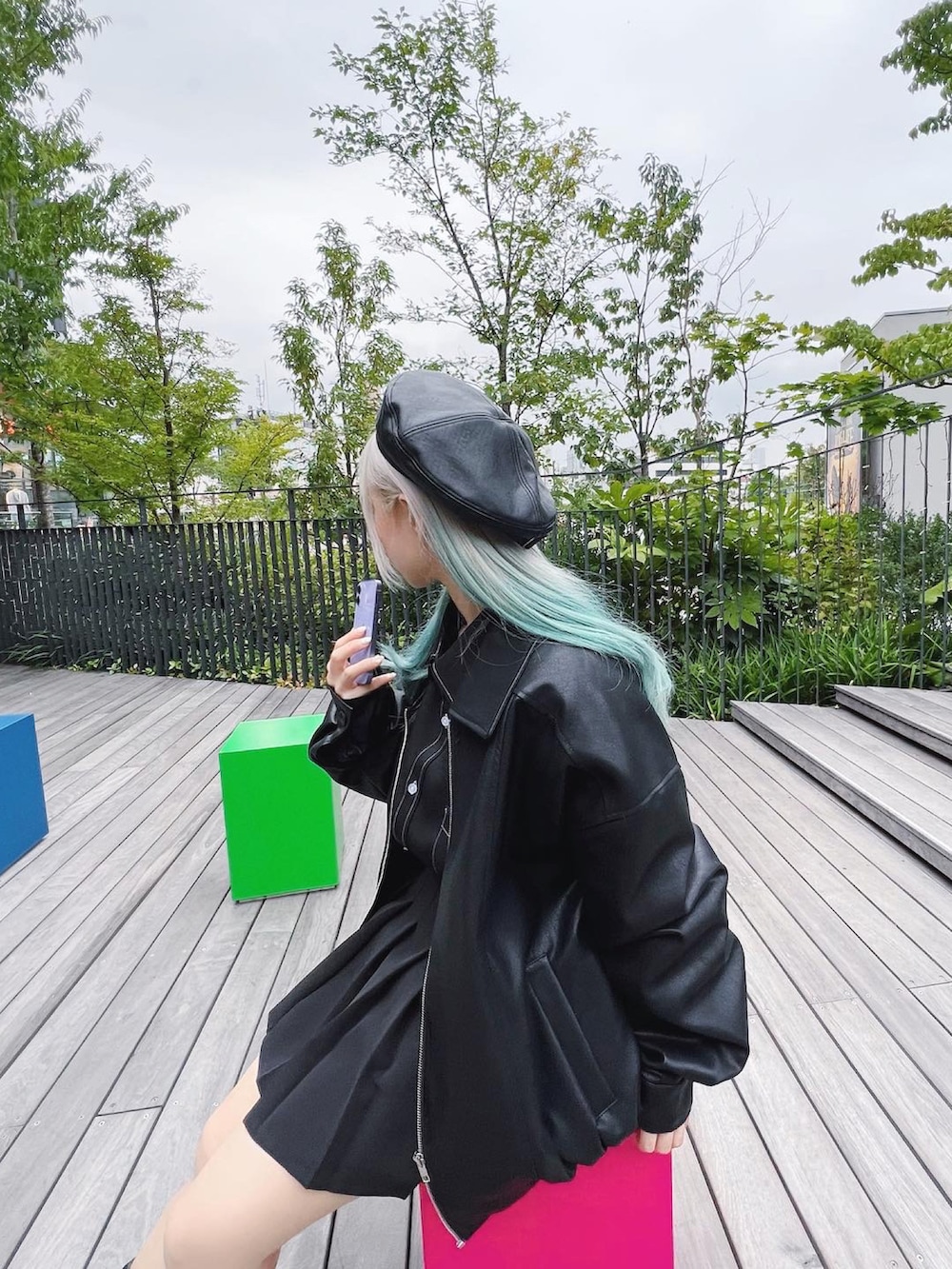 ブラック系のブーツ、ブラック系のシャツ/ブラウス、ブラック系のライダースジャケットを着用したレディースの秋コーディネートの2枚目の写真