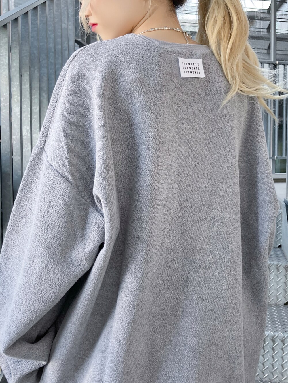 ホワイト系のその他パンツ、グレー系のスウェット、ホワイト系のスニーカーを着用したレディースの冬コーディネートの2枚目の写真