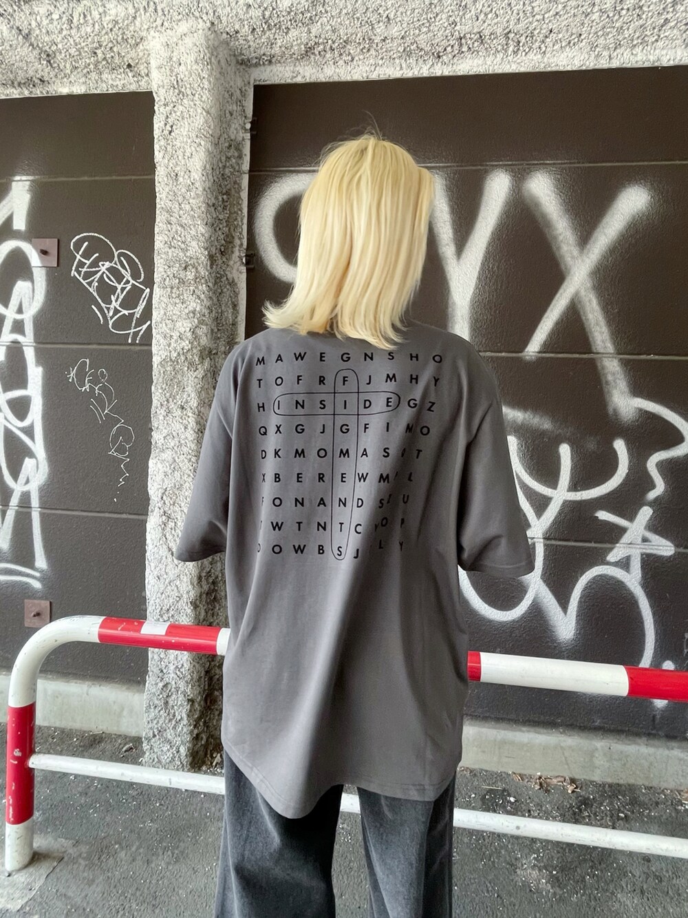 ブラック系のデニムパンツ、ブラック系のTシャツ/カットソー、ブラック系のスニーカーを着用したレディースの夏コーディネートの2枚目の写真