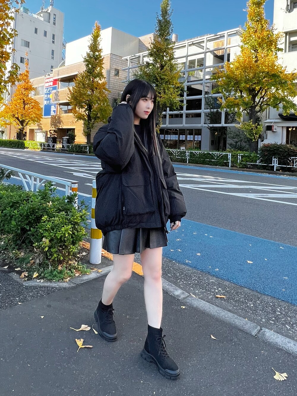 ブラック系のダウンジャケット/コート、ブラック系のTシャツ/カットソー、ブラック系のスカートを着用したレディースの冬コーディネートの4枚目の写真