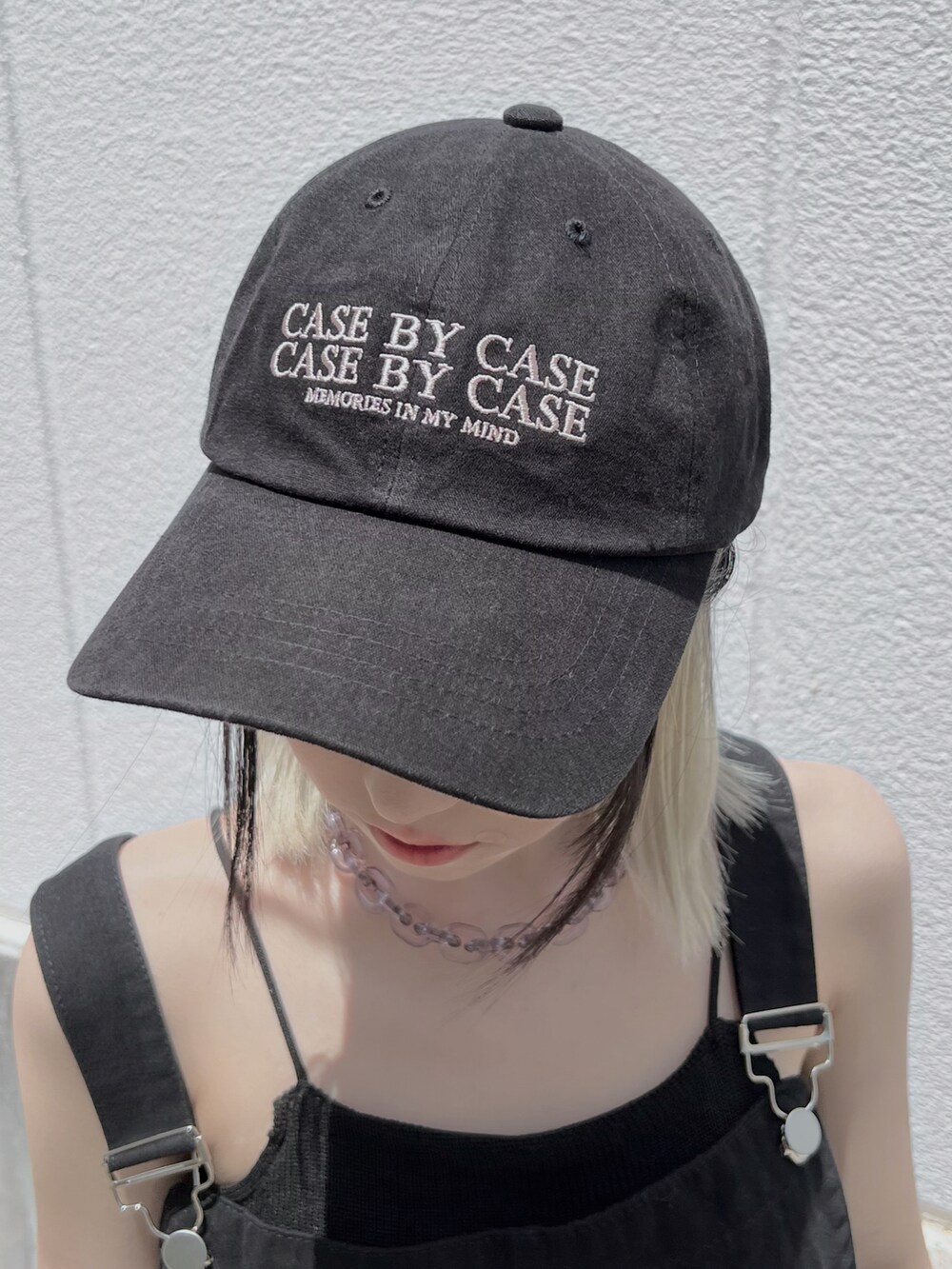 ブラック系のブーツ、ブラック系のキャミソール、ブラック系のサロペット/オーバーオールを着用したレディースの夏コーディネートの5枚目の写真