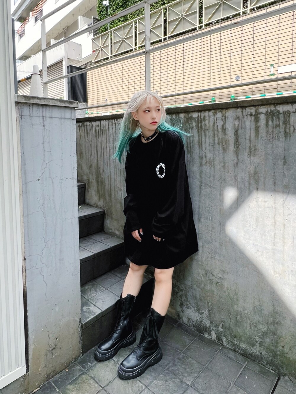 ブラック系のTシャツ/カットソー、ブラック系のブーツ、シルバー系のその他を着用したレディースの秋コーディネートの3枚目の写真
