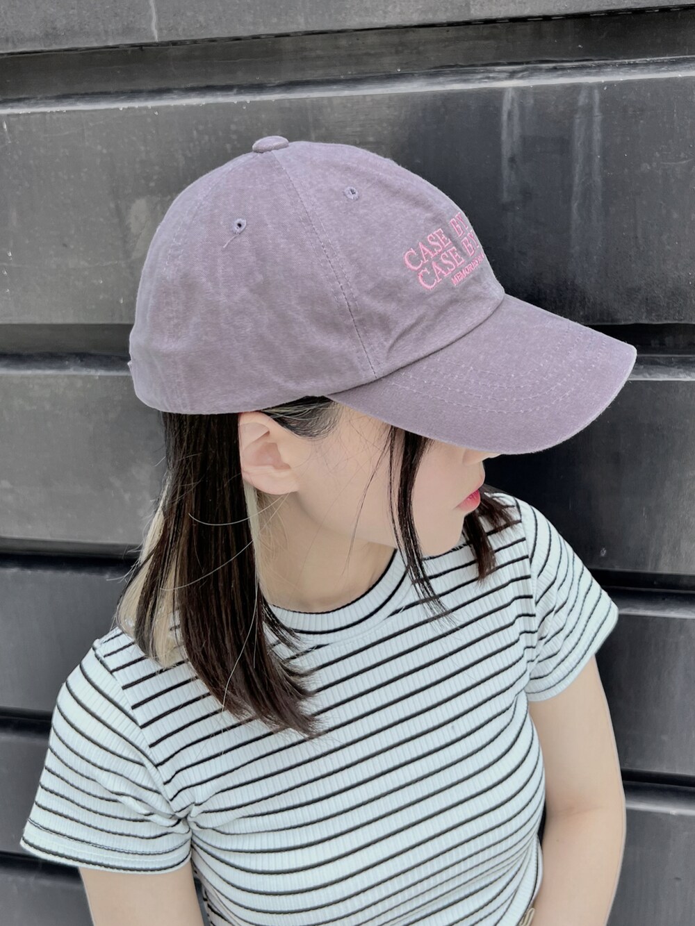 ホワイト系のTシャツ/カットソー、ベージュ系のスカート、グレー系のキャップを着用したレディースの夏コーディネートの4枚目の写真