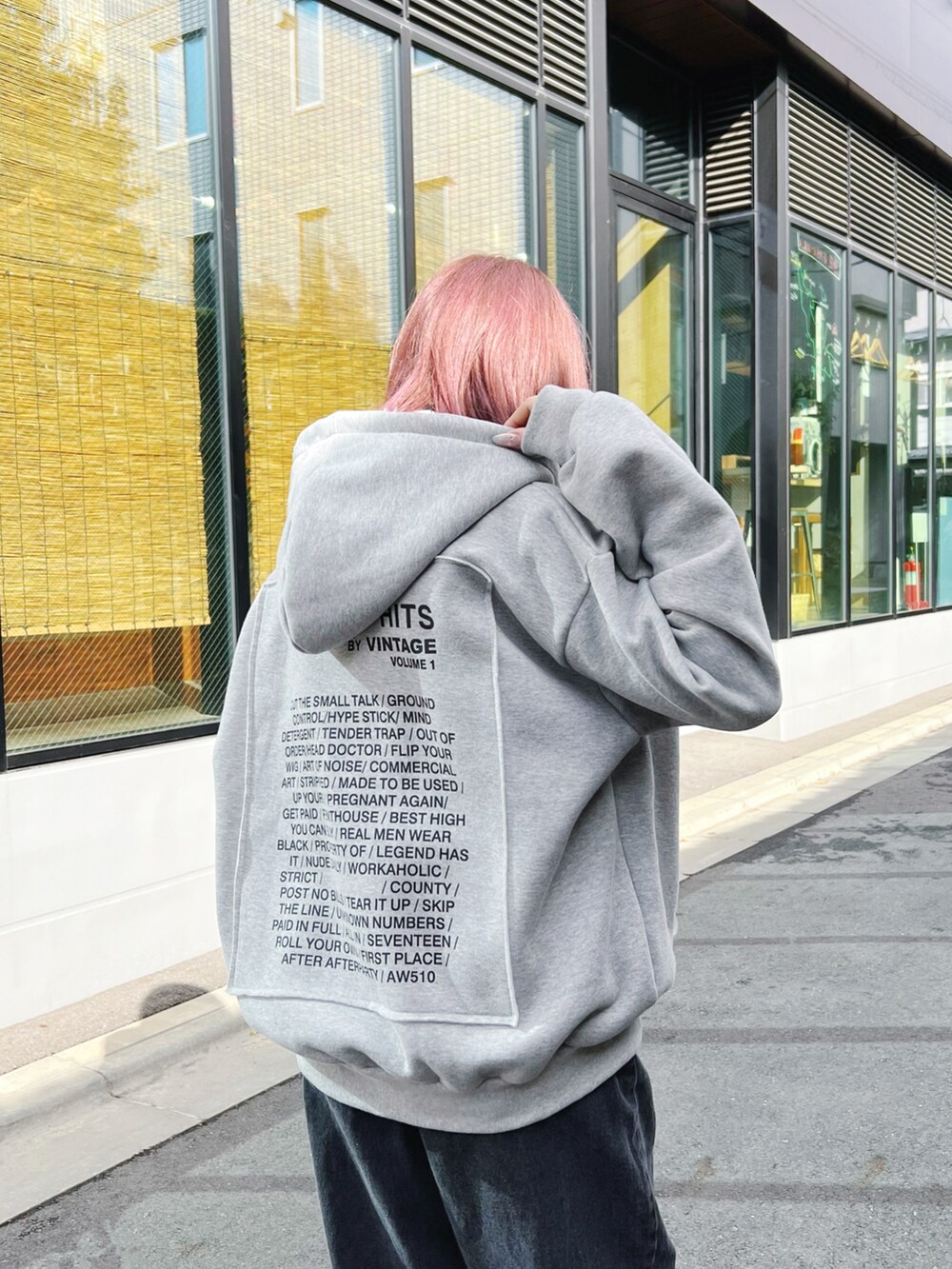 ブラック系のデニムパンツ、ホワイト系のTシャツ/カットソー、グレー系のパーカーを着用したレディースの冬コーディネートの3枚目の写真