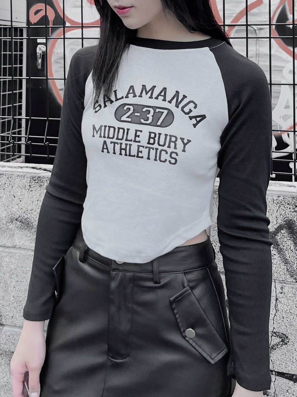 ブラック系のブーツ、ブラック系のスカート、ブラック系のTシャツ/カットソーを着用したレディースの秋コーディネートの3枚目の写真