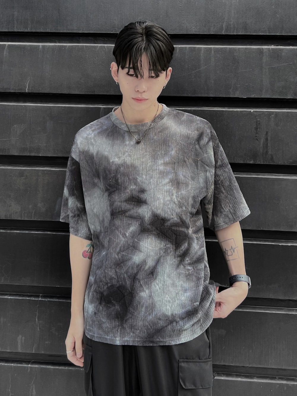 その他のTシャツ/カットソー、ブラック系のカーゴパンツ、ブラック系のショルダーバッグを着用したメンズの夏コーディネートの3枚目の写真