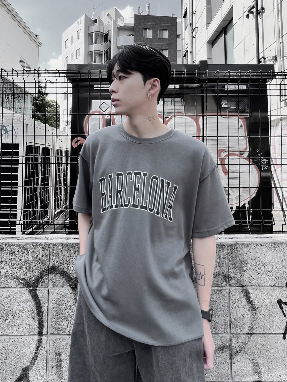 グレー系のTシャツ/カットソー、ブラック系のその他パンツを着用したメンズの夏コーディネートの3枚目の写真