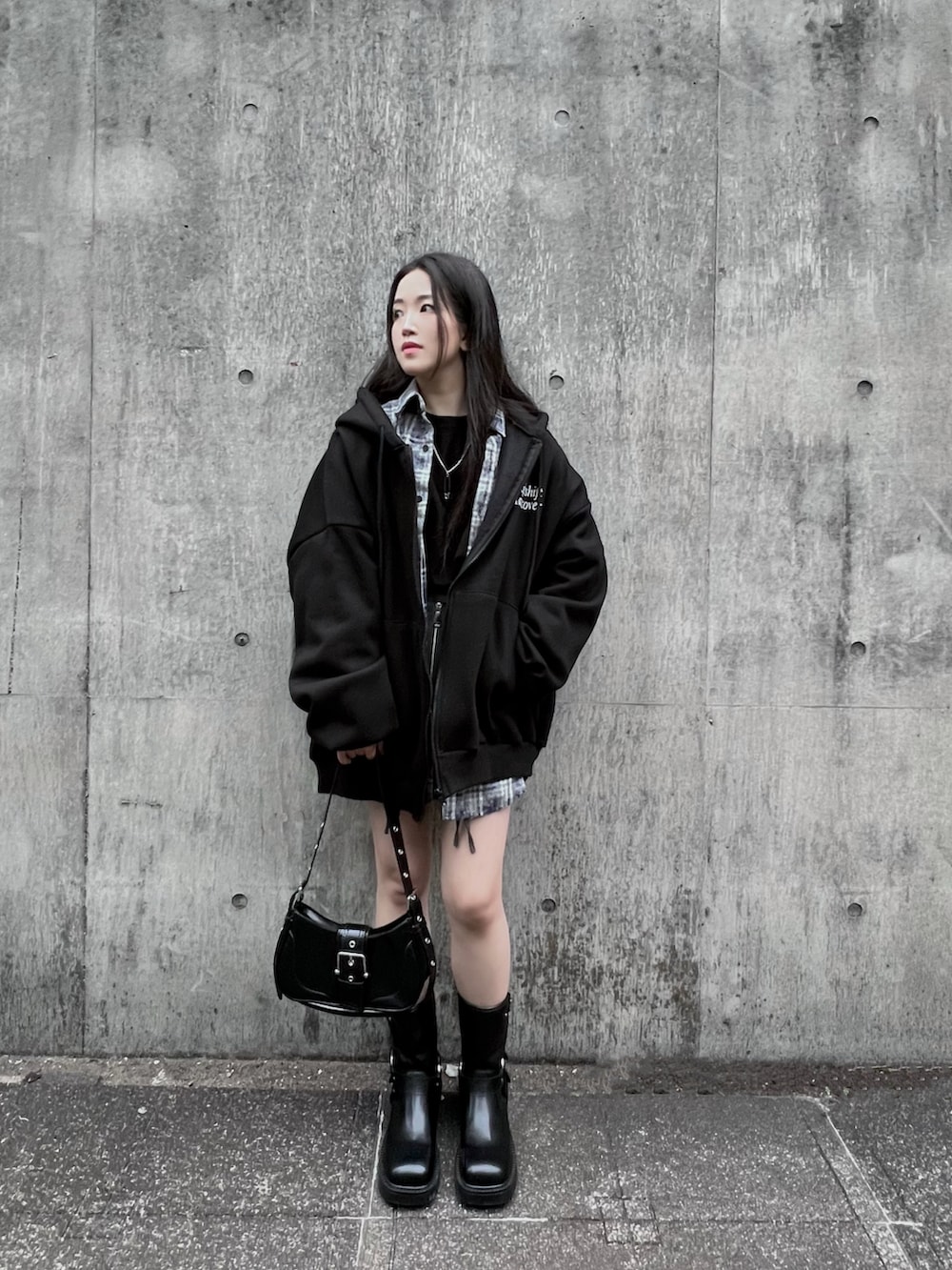 ブラック系のショルダーバッグ、ブラック系のパーカー、ブルー系のシャツ/ブラウスを着用したレディースの冬コーディネートの2枚目の写真