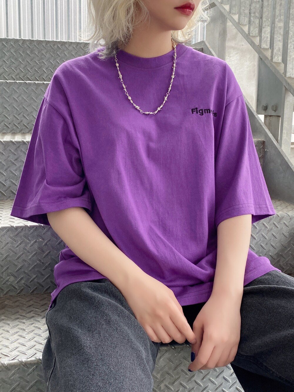 パープル系のTシャツ/カットソー、ブラック系のデニムパンツ、ブラック系のスニーカーを着用したレディースの夏コーディネートの2枚目の写真