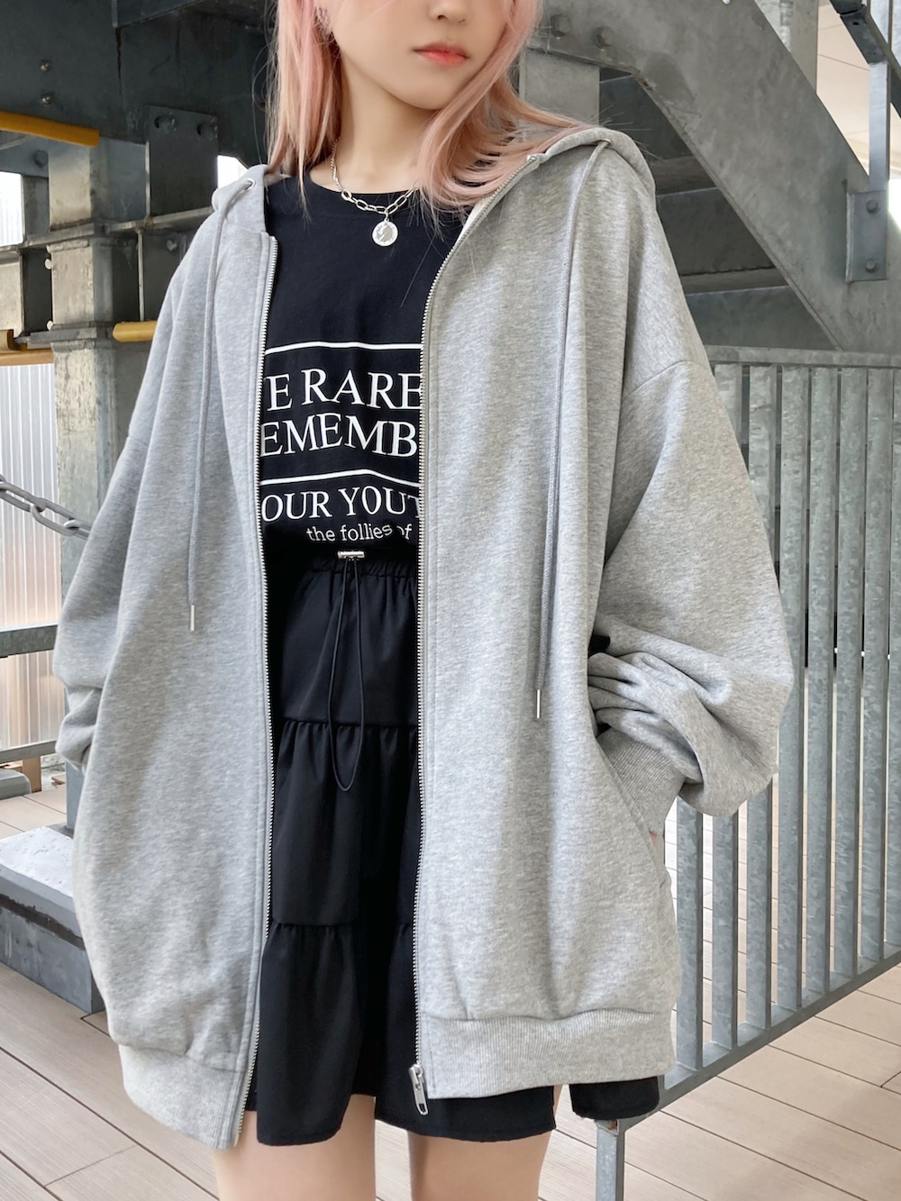 グレー系のパーカー、ブラック系のスニーカー、ブラック系のTシャツ/カットソーを着用したレディースの夏コーディネートの2枚目の写真