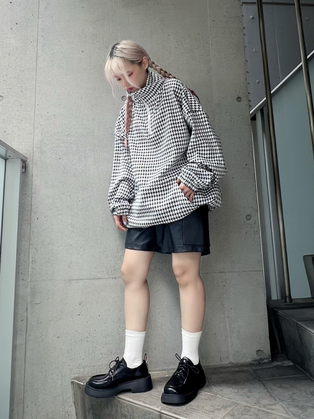 ブラック系のその他パンツ、その他のその他トップス、ブラック系のドレスシューズを着用したレディースの秋コーディネートの2枚目の写真