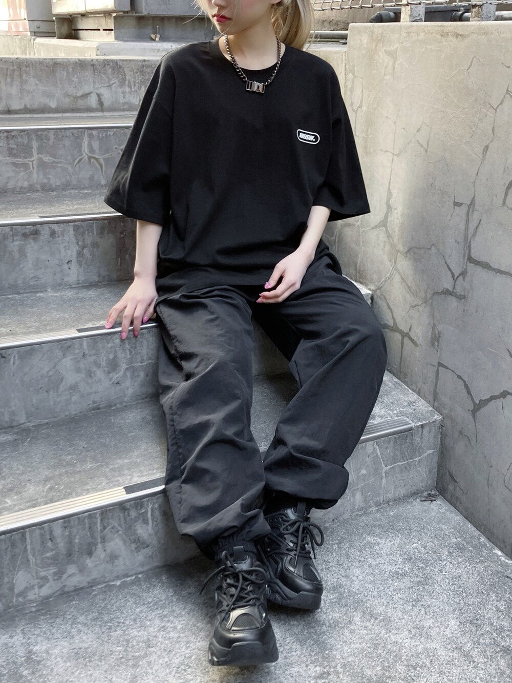 ブラック系のその他パンツ、ブラック系のTシャツ/カットソー、ブラック系のスニーカーを着用したレディースの春コーディネートの2枚目の写真