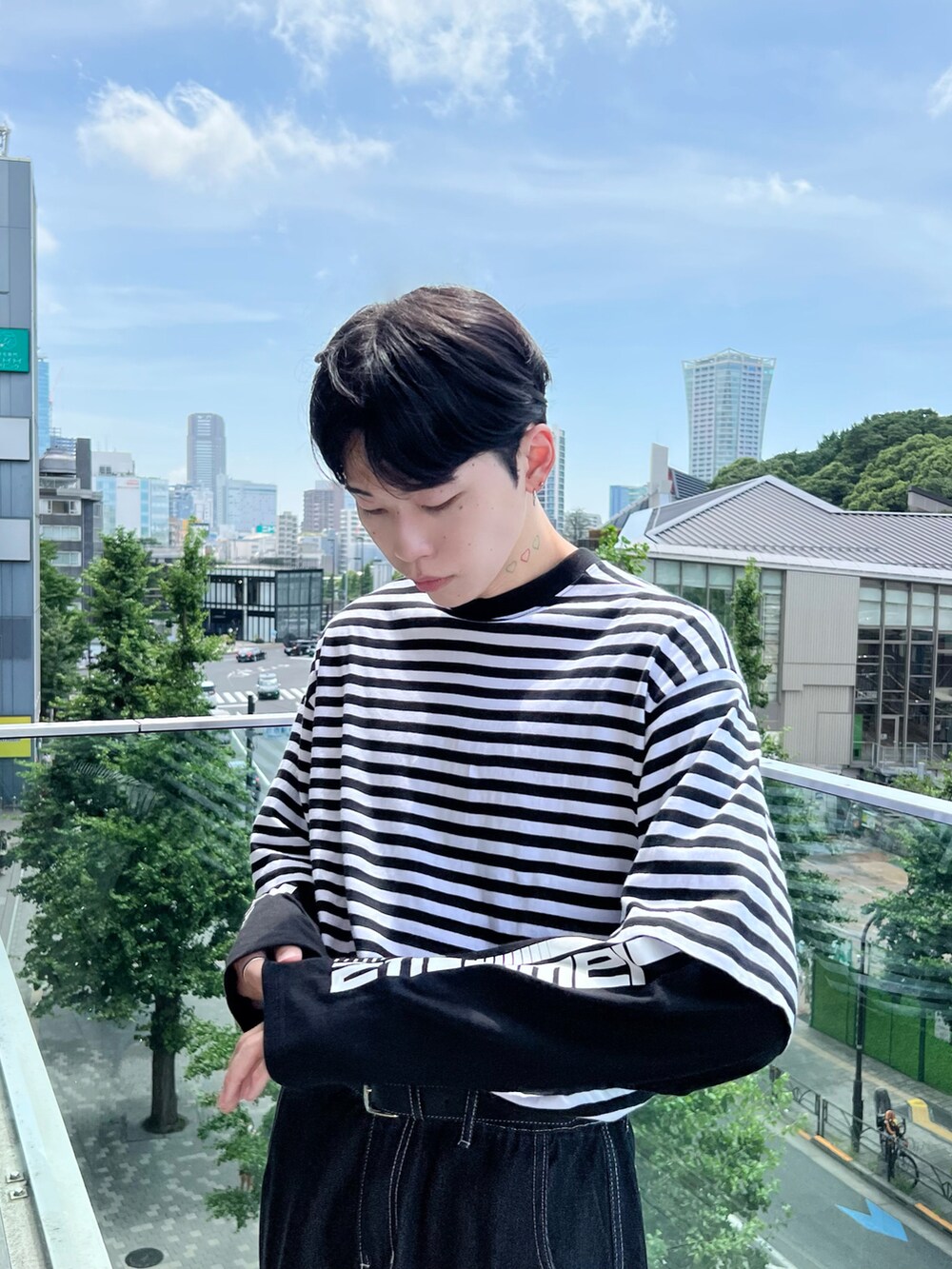 ブラック系のデニムパンツ、ホワイト系のTシャツ/カットソー、シルバー系のその他を着用したメンズの秋コーディネートの3枚目の写真