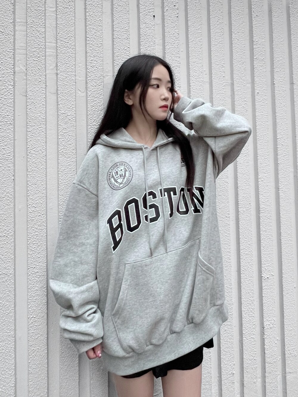 グレー系のパーカー、ブルー系のブルゾンを着用したレディースの冬コーディネートの5枚目の写真