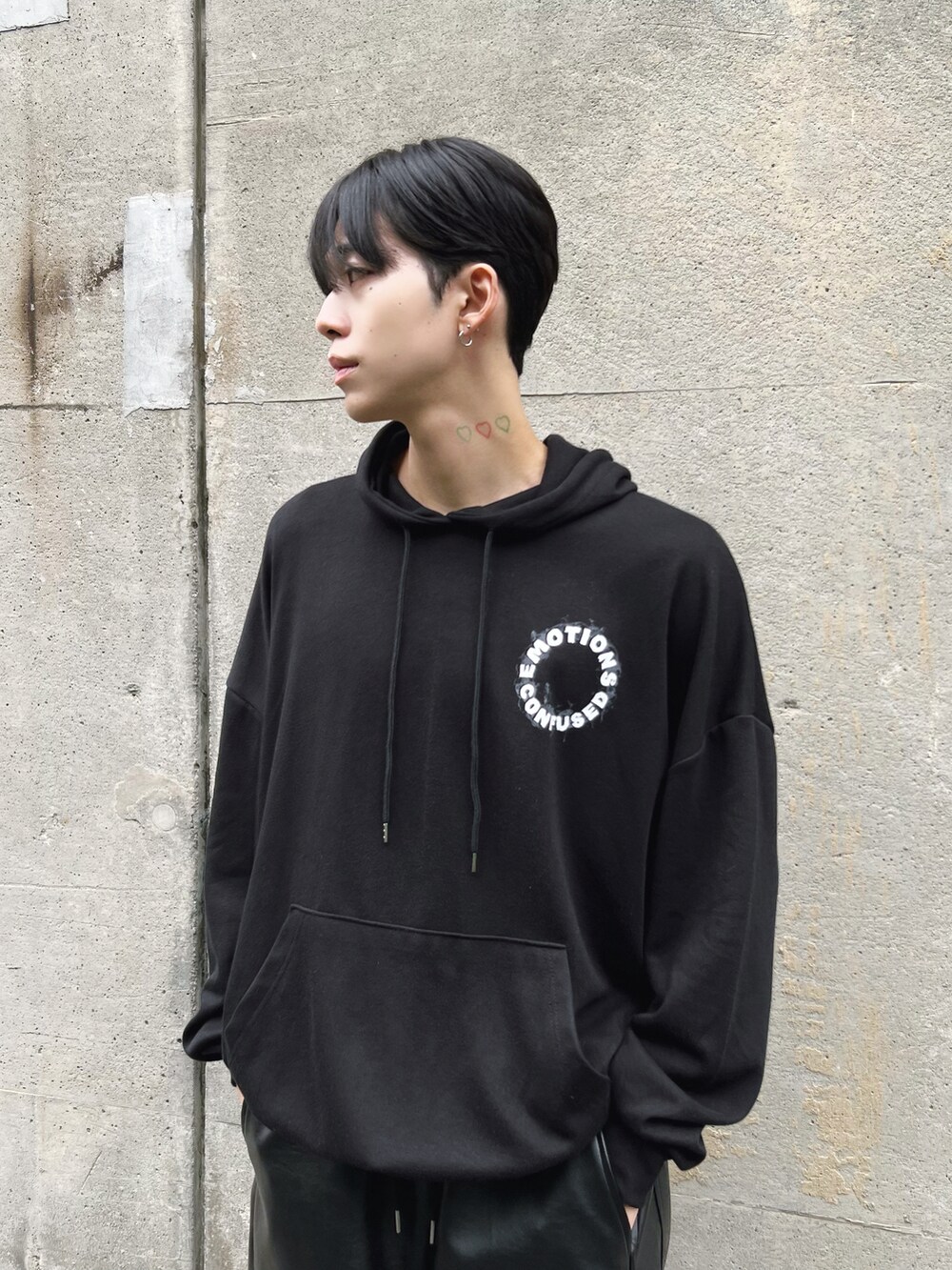 ブラック系のその他パンツ、ブラック系のスニーカー、ブラック系のパーカーを着用したメンズの冬コーディネートの3枚目の写真