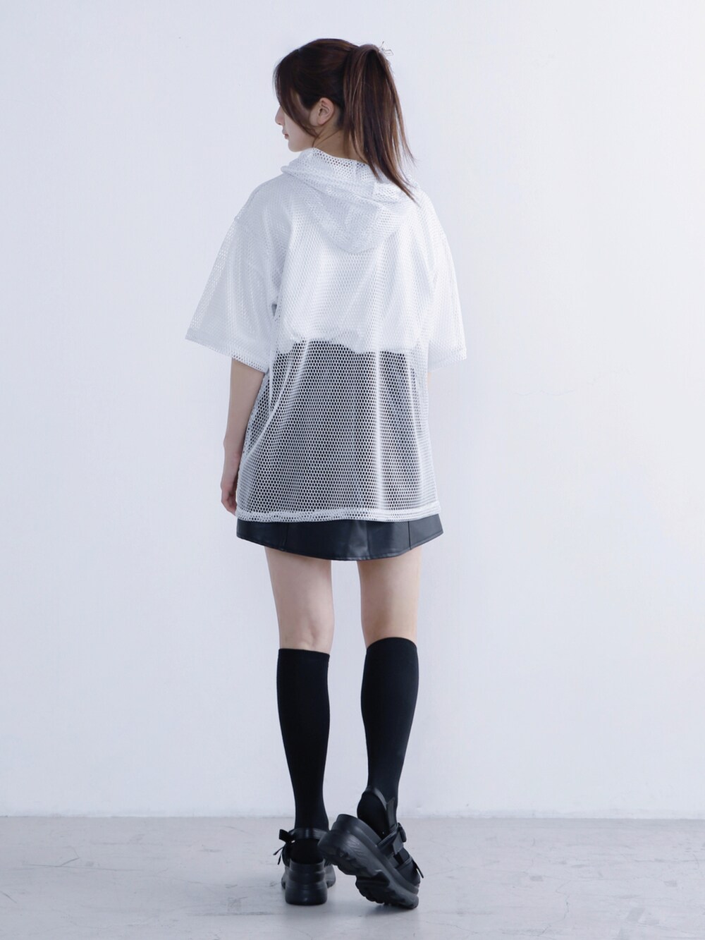 ホワイト系のTシャツ/カットソー、ホワイト系のTシャツ/カットソー、ブラック系のスカートを着用したレディースの夏コーディネートの3枚目の写真