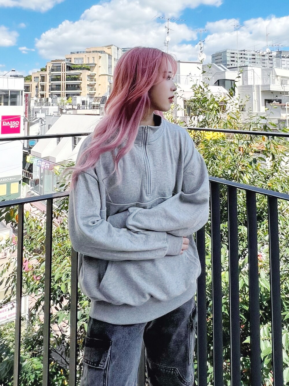 ブラック系のデニムパンツ、グレー系のスウェット、シルバー系のその他を着用したレディースの秋コーディネートの2枚目の写真