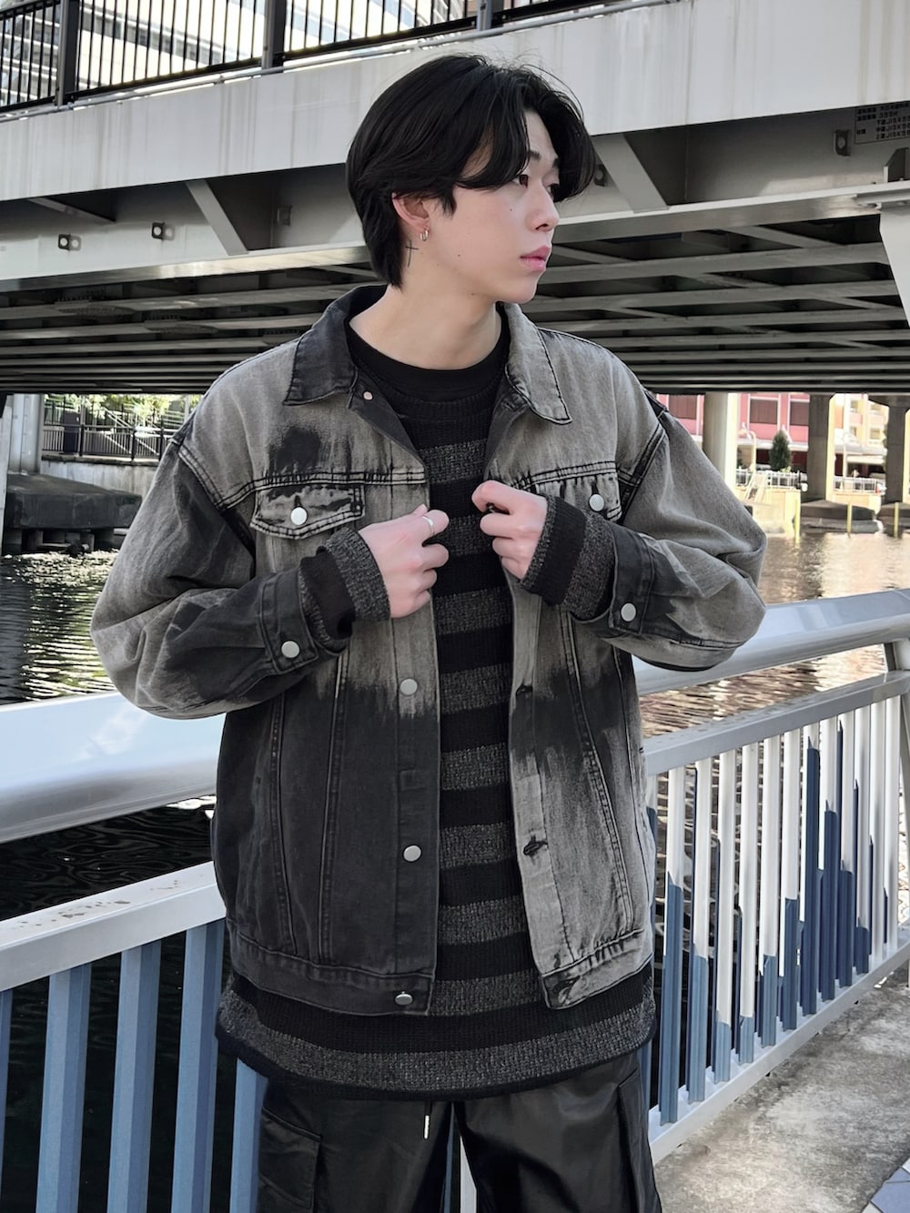 ブラック系のその他パンツ、グレー系のニット/セーター、ブラック系のデニムジャケットを着用したメンズの冬コーディネートの2枚目の写真