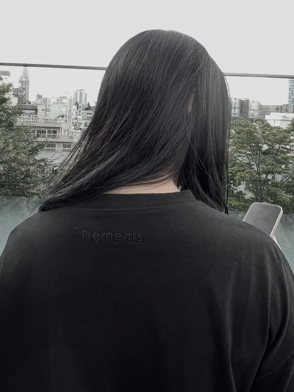 グリーン系のTシャツ/カットソー、ブルー系のデニムスカートを着用したレディースの夏コーディネートの4枚目の写真