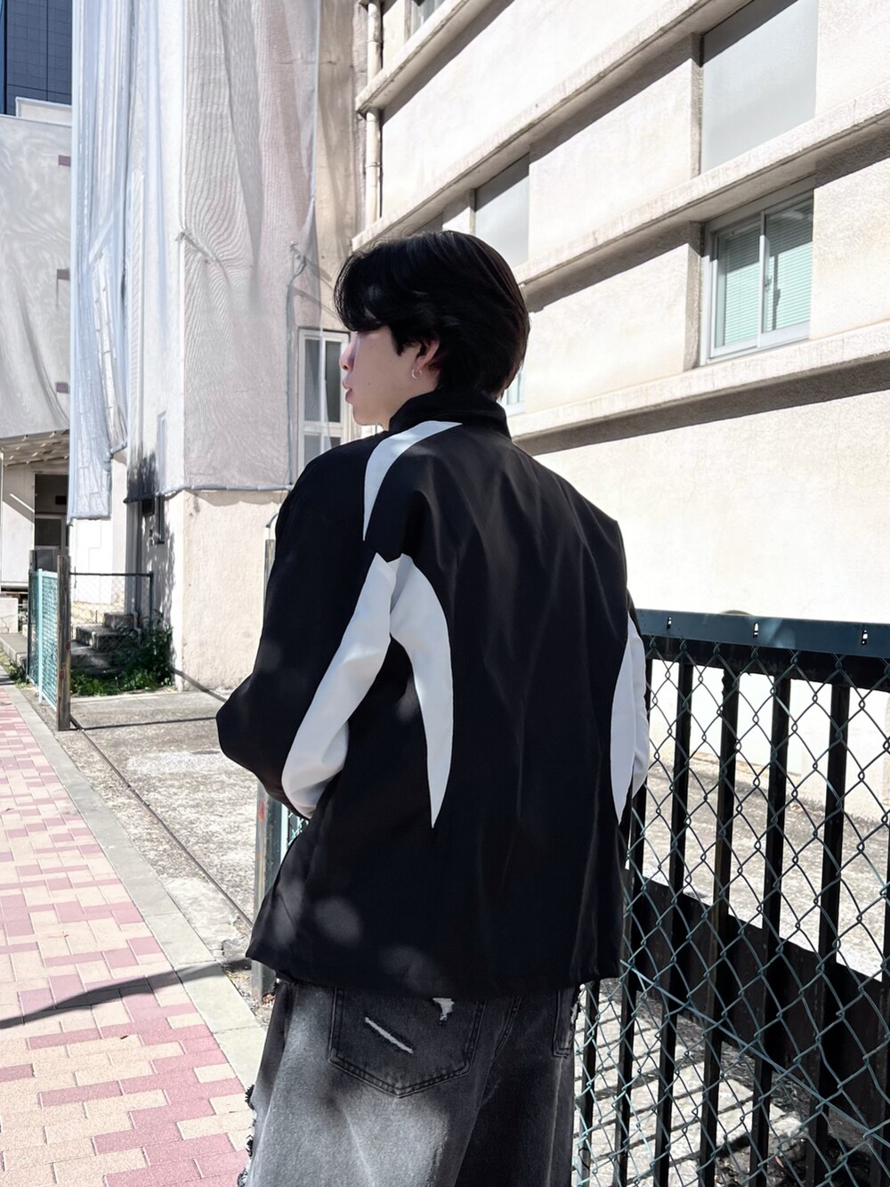 ブラック系のデニムパンツ、ブラック系のジャージを着用したメンズの冬コーディネートの3枚目の写真