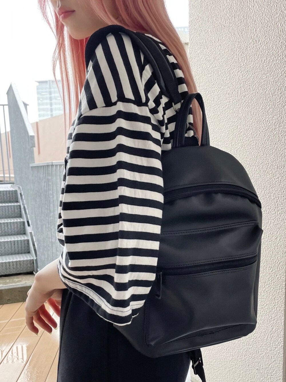 ホワイト系のTシャツ/カットソー、ブラック系のバックパック/リュック、ブラック系のスカートを着用したレディースの夏コーディネートの3枚目の写真