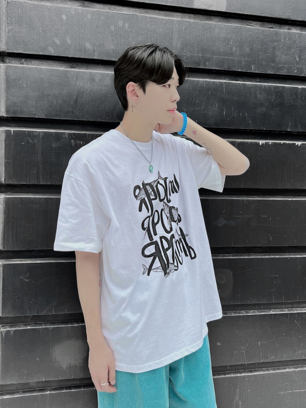 グリーン系のその他パンツ、ブラック系のネックレスを着用したメンズの夏コーディネートの2枚目の写真